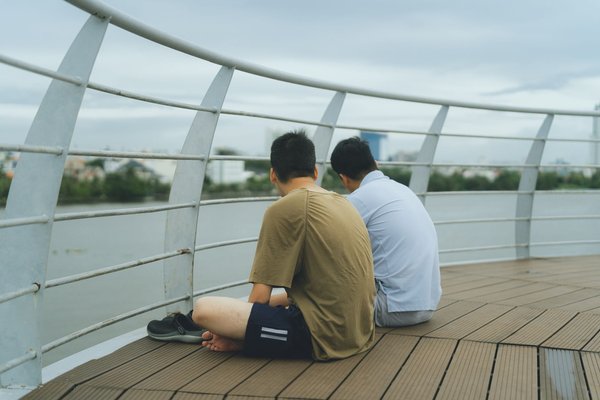 Couple attablé en terrasse au soleil
